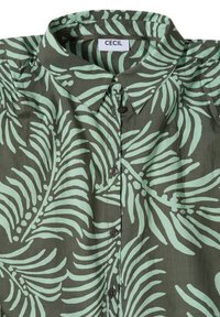 Chemise à col avec boutons, motif feuilles tropicales vertes et bleu sarcelle clair, étiquette en tissu portant la mention CECIL à l'encolure.
