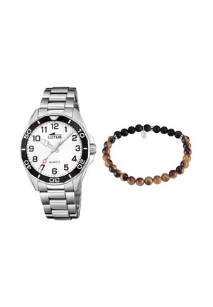 Muški srebrni metalni Lotus kvarcni ručni sat s bijelim brojčanikom i crnim okvirom, uz smeđu i crnu narukvicu od perlica sa srebrnim privjeskom.
