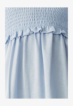 Hele sinine rühelise äärega smockitud kangas, millel on tekstureeritud pind ja kokkutõmbed, luues vabalt langeva silueti.