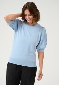 Pull en tricot bleu clair avec des manches courtes plissées et un ourlet côtelé, conçu avec un col rond et une texture douce.