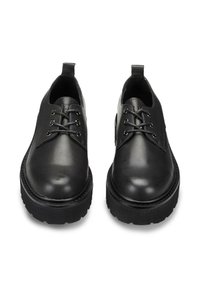 Scarpe in pelle nera con punta arrotondata, superficie liscia, design con lacci e suole in gomma spessa dotate di dettagli scanalati.