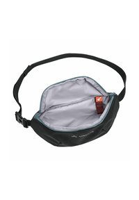 Sac banane en tissu noir avec un intérieur gris clair, fermeture éclair, bandoulière ajustable et une petite étiquette en tissu rouge à l'intérieur.