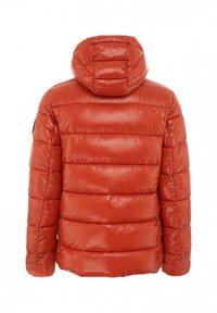 Giacca a vento rossa con cappuccio, caratterizzata da sezioni trapuntate orizzontali, texture lucida e un accento nero sulla spalla sinistra.