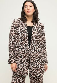Panterprint blazer met een relaxte pasvorm, voorzien van zwarte knopen, twee voorzakken en een gekraagde kraag. De stof heeft een gladde textuur.