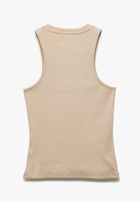 Beige ärmlös tanktopp, ribbadt tyg, rund halsringning, rena skärningar i ärmhålen, platt sydd fåll. Lätt tyg som passar för lager-på-lager.