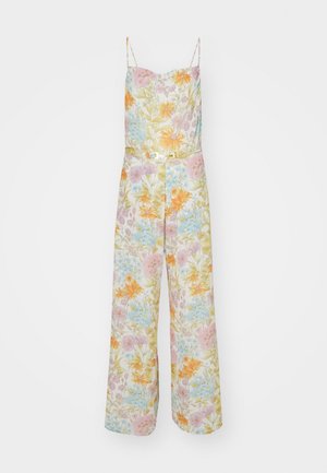 Combinaison florale à fines bretelles, présentant une base jaune clair et ornée de fleurs orange, rose et bleu ; ajustée à la taille avec une ceinture.