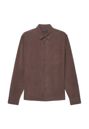 Chemise marron à manches longues avec boutons, col et poche poitrine, étalée à plat sur fond blanc.