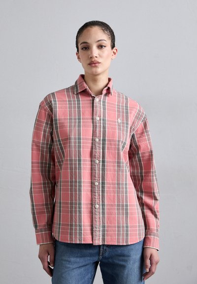 Cămașă în carouri roz cu accente gri și albe, cu închidere butonată în față, mâneci lungi și un logo pe partea stângă a pieptului. Design casual și material din bumbac.