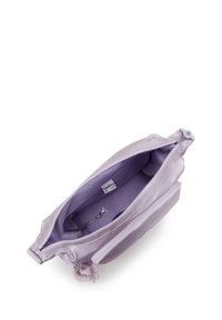 Lawendowa torebka crossbody Kipling z otwartą główną komorą na zamek, klipsem na klucze wewnątrz oraz widoczną przednią kieszenią na zamek.