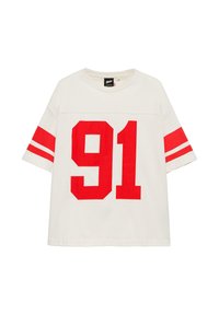 Chemise blanche à manches courtes avec le numéro 91 rouge vif sur le devant et deux bandes horizontales rouges sur chaque manche.