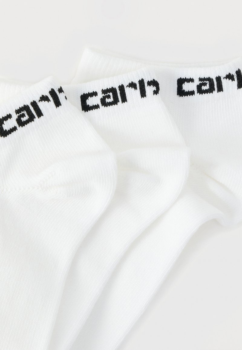 Drei Paar weiße Baumwoll-Knöchelsocken mit einem schwarzen Logo am Bündchen. Der Stoff wirkt glatt mit einer Strickstruktur.