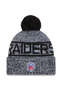 Strickmütze mit einem schwarzen Bommel, grau-schwarz gemustert, mit "RAIDERS"-Text und einem NFL-Logopatch auf dem vorderen Saum.
