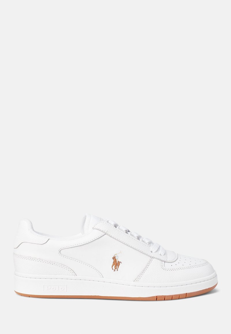 Baskets basses en cuir blanc avec semelle en caoutchouc marron et petit logo brodé de joueur de polo sur le côté.