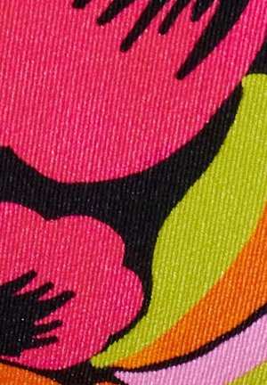 Lyst blomsterstof med store lyserøde blomster, stærke sorte konturer og grønne, orange og lilla bladformer på en tekstureret overflade.