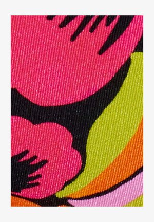 Lyst blomsterstof med store lyserøde blomster, stærke sorte konturer og grønne, orange og lilla bladformer på en tekstureret overflade.