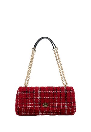 Bolso rectangular de tweed rojo con patrón de cuadros blancos y negros, cierre dorado de giro y correa de cadena dorada con almohadilla para el hombro de cuero negro.