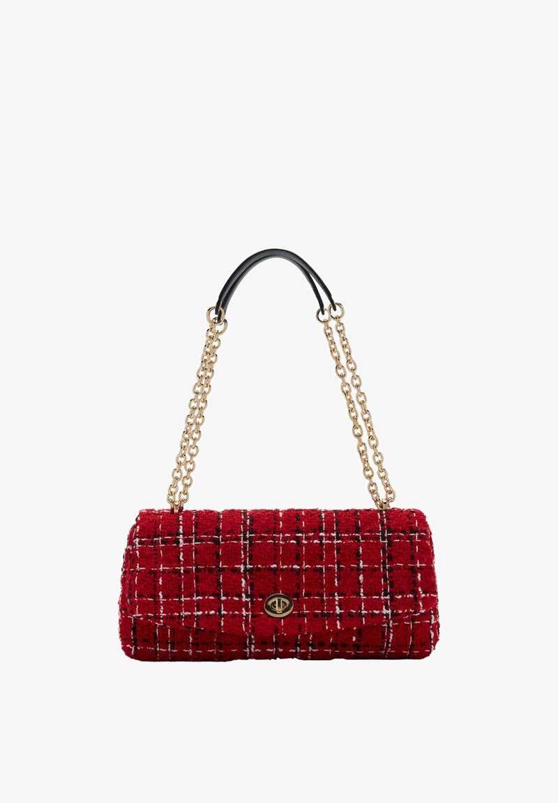 Sac à main rectangulaire en tweed rouge avec motif à carreaux blanc et noir, fermoir tourniquet doré et bandoulière chaîne dorée avec coussinet d'épaule en cuir noir.