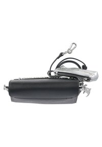 Borsa a tracolla in pelle nera con accenti in catena argentata, struttura arrotondata, scomparti con zip e un elegante dettaglio metallico.