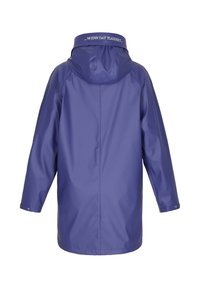 Violetinis vandeniui atsparus lietpaltis su kapišonu, turintis snap užsegimus ant rankogalių ir tekstinį detalę ant apykaklės. Lygus išorinis paviršius.