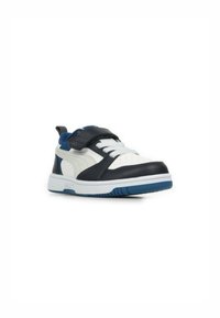 Baskets blanches et marines en cuir texturé, avec une sangle en Velcro, des lacets blancs et une semelle extérieure bleue. Accentué de perforations.