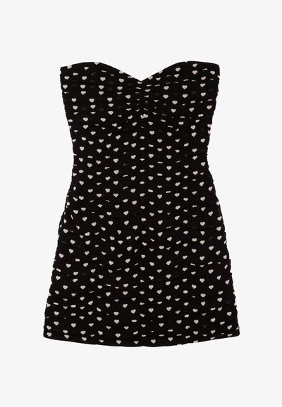 Robe noire bustier avec des motifs de cœurs blancs, présentant une texture froncée sur toute la surface. Design court et ajusté, adapté pour une tenue décontractée ou formelle.