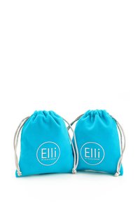 To turkise stof drawstring tasker med sølv snor. Hver har et rundt hvidt logo med teksten "Elli by Julie & Grace." Glat tekstur.