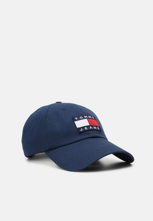 Navyblå baseballkasket med buet skygge og Tommy Jeans logo-patch i rød, hvid og sort på fronten.