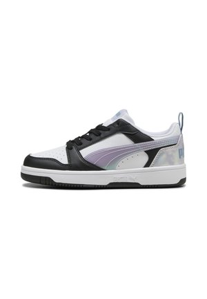 Baskets noires et blanches avec un dessus en cuir lisse, des accents texturés, une bande violette et une semelle en caoutchouc. Présente un design léger.