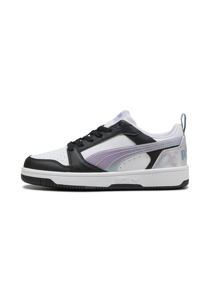 Sneakers in bianco e nero con una tomaia in pelle liscia, dettagli testurizzati, una striscia viola e una suola in gomma. Presentano un design leggero.