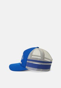 Boné de baseball azul com a frente estruturada, traseira em rede e detalhes brancos. Apresenta o logótipo na frente e riscas horizontais nas laterais.