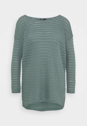 Sweater de malha em teal claro com um corte descontraído, mangas longas, decote largo e um padrão listrado texturizado.