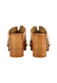 Ζευγάρι μπεζ πλεκτά δερμάτινα σανδάλια mule με ξύλινα τακούνια, απεικονιζόμενα από πίσω σε λευκό φόντο.
