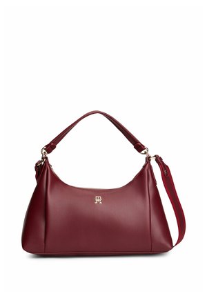 Bordowa skórzana torebka z złotym logo, krótkim uchwytem i odpinanym paskiem na ramię na białym tle.