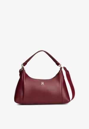 Borsa a tracolla in pelle bordeaux con logo dorato, manico corto e tracolla rimovibile su sfondo bianco.