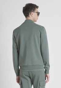 Antony Morato REGULAR FIT IN INTERLOCK FABRIC WITH LOGOED FLAG - Chaquetas bomber - moss green