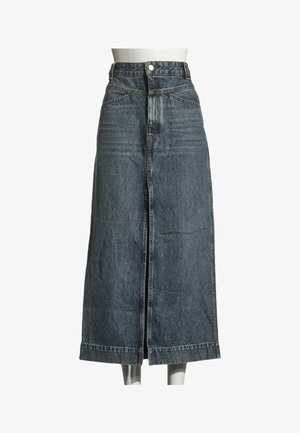 Jupe en denim bleu taille haute, longueur cheville, avec fente frontale, fermeture à boutons et deux poches latérales inclinées sur un mannequin.