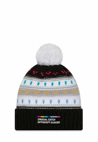 Berretto di maglia nero con pom-pom bianco, caratterizzato da motivi a freccia multicolori e un'etichetta "CRUCIAL CATCH INTERCEPT CANCER" sul polsino.