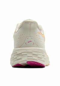 Scarpa da corsa con tomaia color crema, tessuto testurizzato e dettagli pesca. Presenta una soletta ammortizzata con suola in gomma rosa e logo riflettente.