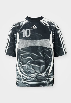 Maillot de sport Adidas à manches courtes noir et blanc avec le numéro 10 sur la poitrine et les trois bandes emblématiques sur les manches
