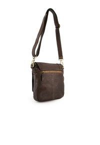 Brun læder crossbody taske med struktureret overflade, justerbar rem, frontlomme med lynlås og synlige sømdetaljer.