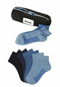 Schwarze Reißverschlusstasche mit dem Aufdruck "Bench." enthält sechs Paar Socken in Marineblau, Dunkelblau und Hellblau mit Logodetails in kontrastierenden Farben.