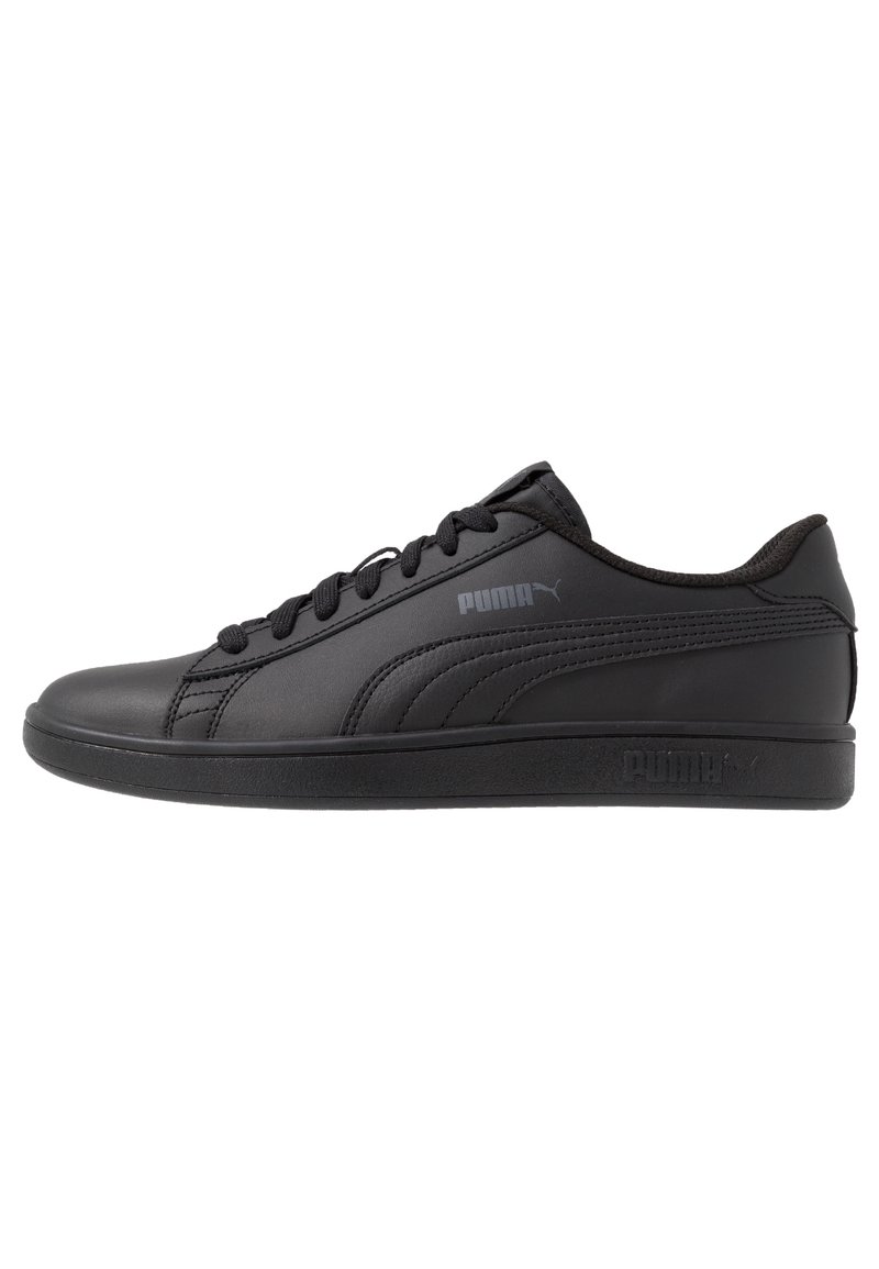 Zapatillas de cuero negro con un acabado suave, cierre de cordones y perfil bajo. Presenta el logo de Puma en plata en el costado y la suela.