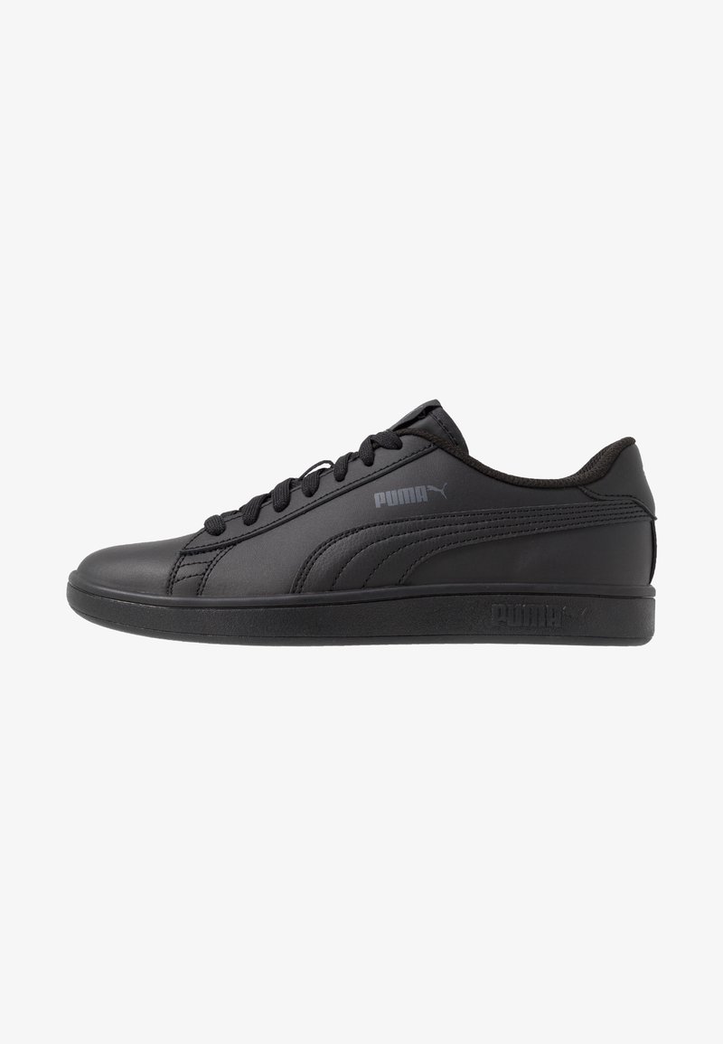 Zapatillas de cuero negro con un acabado suave, cierre de cordones y perfil bajo. Presenta el logo de Puma en plata en el costado y la suela.