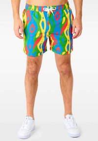 Farbenfrohe Badehose mit einem auffälligen abstrakten Design in Blau, Grün, Gelb, Rot und Orange; elastischer Bund mit weißem Kordelzug.