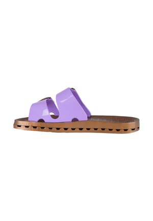 Sandalo con suola marrone e due cinturini lucidi color lavanda con ritagli, suola piatta con motivo geometrico di ventilazione sul fondo.