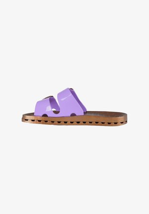 Sandalo con suola marrone e due cinturini lucidi color lavanda con ritagli, suola piatta con motivo geometrico di ventilazione sul fondo.