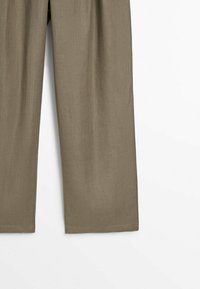 Pantalon beige droit en tissu texturé, présenté de la mi-cuisse à l’ourlet sur un fond blanc uni.