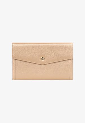 Beige leren portemonnee met een gestructureerde afwerking, een driehoekige klep en een gouden drukknoopsluiting. Gestikte randen en minimalistische designelementen.
