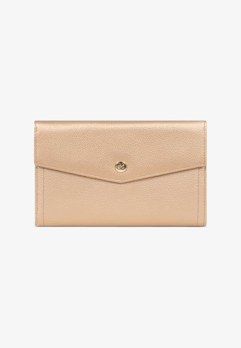 Portefeuille en cuir beige avec une finition texturée, un rabat triangulaire et une fermeture à bouton-pression doré. Coutures apparentes et éléments de design minimalistes.