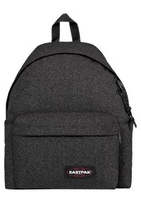 Schwarzer Rucksack mit strukturierter Oberfläche, runder Form, einer Fronttasche mit Reißverschluss und schwarzem Logo-Patch. Verfügt über zwei Schulterriemen und einen oberen Griff.